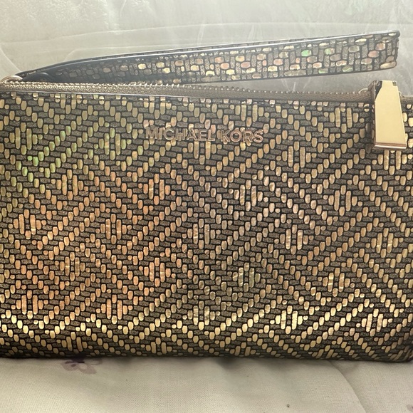 A golden Michael Kors “Adele” Smartphone Wristlet - Picture 5 of 6